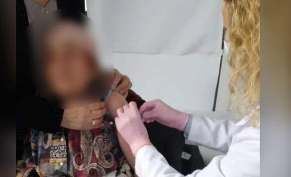 Vaksinohen dy persona mbi moshën 100 vjeçare në Skenderaj