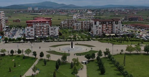 Në Drenas, grabitet një vajzë e mitur me makinë, pastaj e shtyejnë e hudhin në rrugë