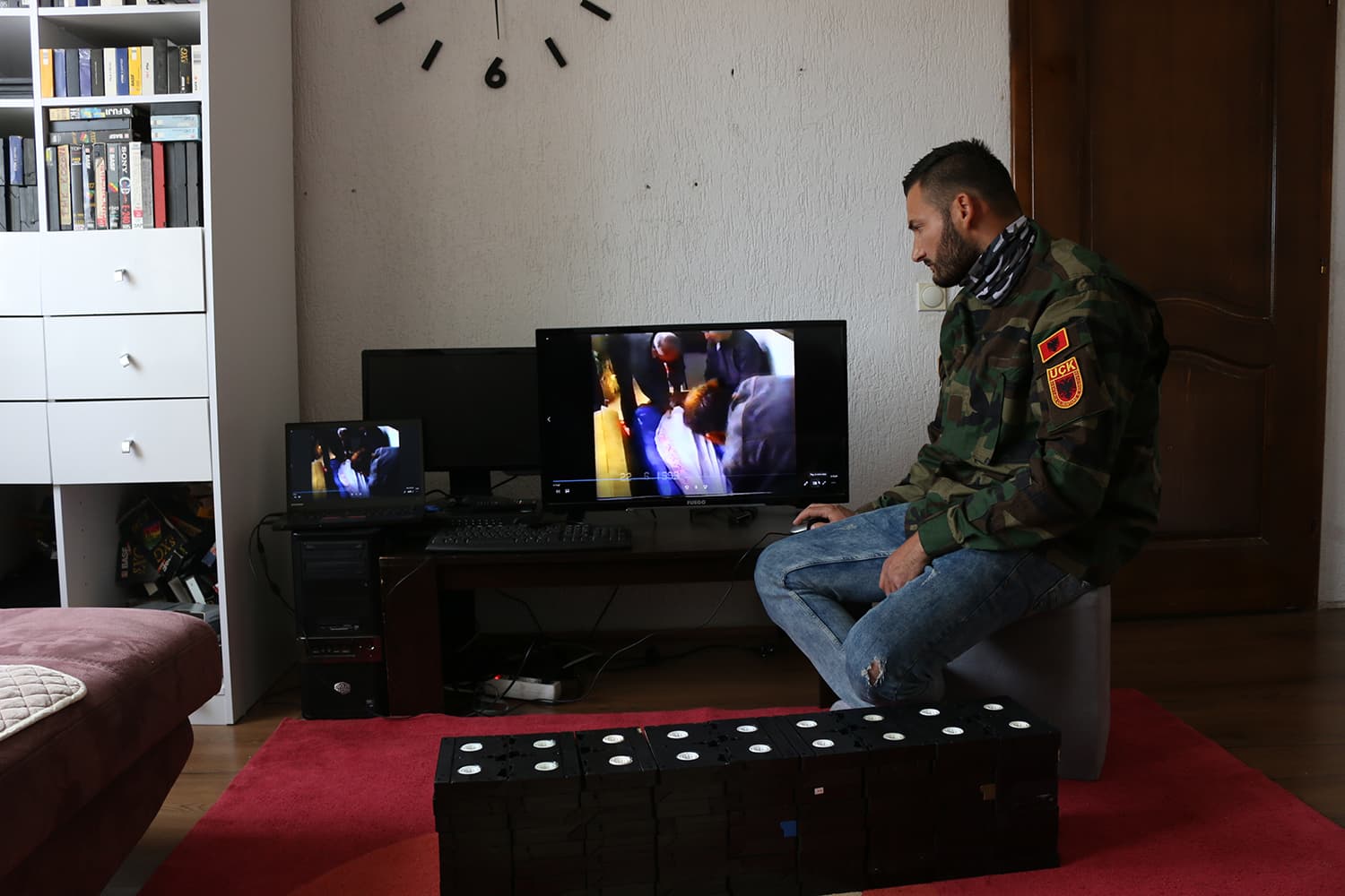 Ky është Esat Shala, koleksionuesi nga Drenica, që ruan mbi 2 mijë video të masakrave në Kosovë (VIDEO)