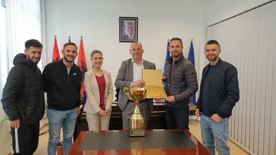 Kryetari Lladrovci pret në takim fituesit e Kupës së Kosovës në Futsall