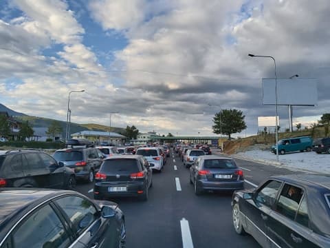 Kosovarët s’i ndal as Bajrami, krijohen kolona në kufi me Shqipërinë