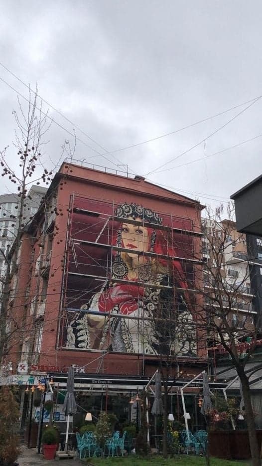 Rita Ora mahnitet me muralin e saj të bërë në ndërtesën e lartë në Ferizaj