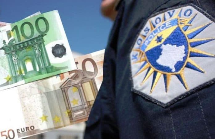 Dy policë në Vushtrri i gjejnë 800 euro, ia kthejnë qytetarit