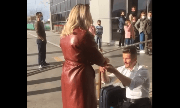 Mërgimtari i propozon të dashurës sapo arriti në aeroportin e Prishtinës