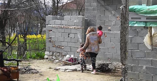 Mbijeton duke mbledhur kërmij/ Gruaja viktimë e dhunës kërkon ndihmë për të rritur 2 vajzat e vogla