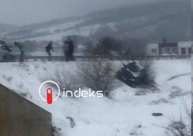 Vetura në Drenas përfundon jashtë rrugës pas reshjeve të borës