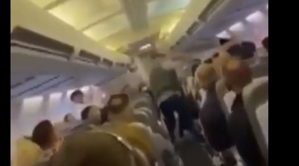‘Kërcet’ grushti mes shqiptarëve në aeroplan, bëhen llom miku dhe dhëndri