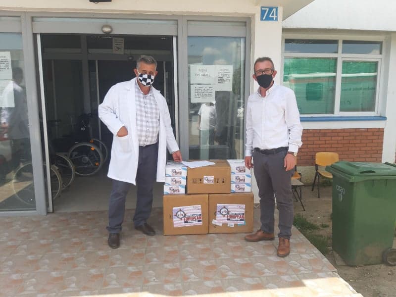 QKMF-ja e Drenasit pranon 1500 teste donacion nga Ambasada Amerikane në Kosovë