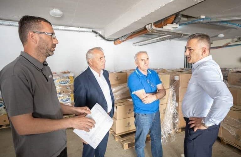 Në prag të festës së Bajramit: Komuna e Skenderajt ndihmon mbi 2000 familje në nevojë