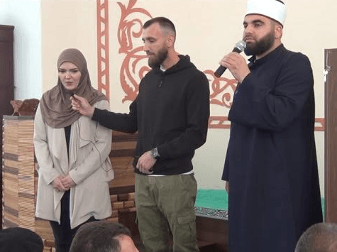 Një gjermane konvertohet në Islam në xhaminë e Skënderajt