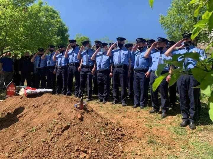 I jepet lamtumira policit vushtrrias, kolegët e nderojnë në mënyrë të veçantë