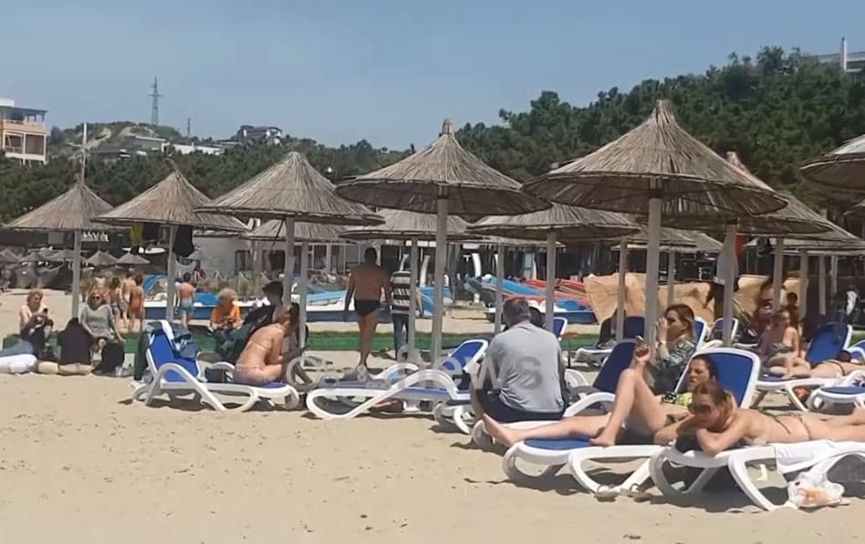 Kosovarët gjallërojnë bregdetin në Shëngjin