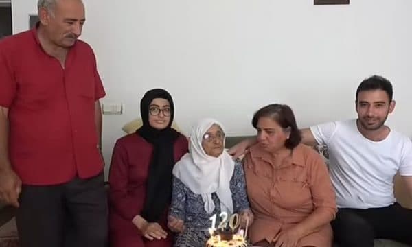 Gruaja që pretendon se është personi më i vjetër në botë