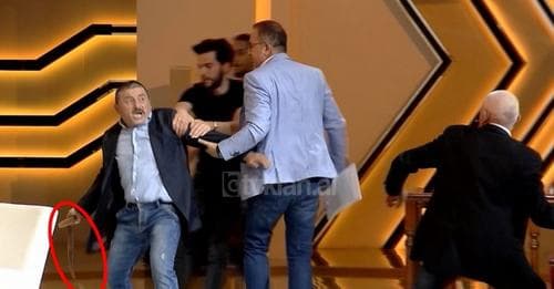 Vëllezërit heqin rripat e pantallonave për të rrahur njeri-tjetrin