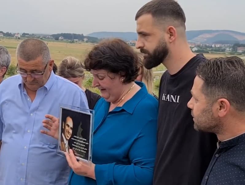 Featured image for Përlotet nëna e heroit kosovar, bashkëluftëtarët e djalit ia japin një dhuratë!