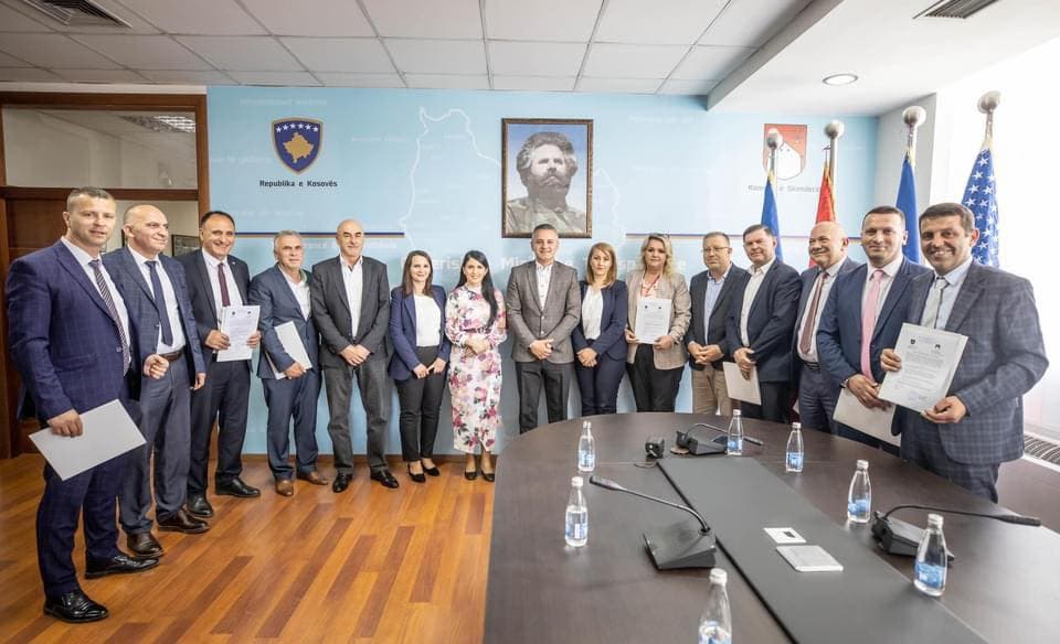 Kryetari Jashari nëshkruan vendimet për emërimin e drejtorëve dhe zëvendës-drejtoreve të zgjedhur të shkollave