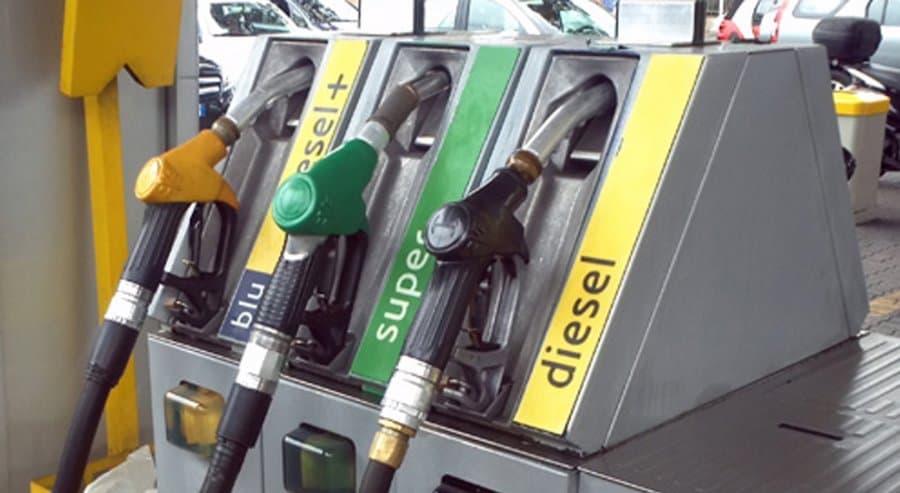 E mbushi veturën me benzin, në vend të diesel – shoferi erdhi me ide të çmendur se si ta përmirësojë gabimin