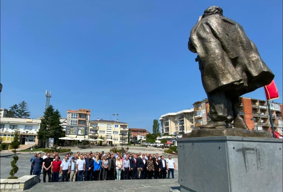 Sami Lushtaku në Ditën e Çlirimit të Skenderajt: Liria jonë erdhi falë gjakut të dëshmorëve e martirëve