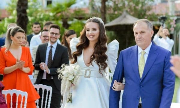 Deputeti marton vajzën, urimi special dhe fotot nga ceremonia