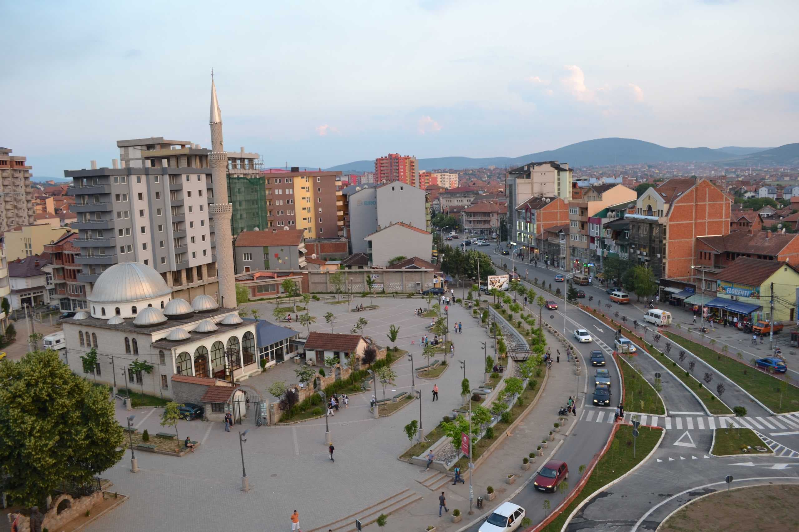 Oborri i xhamisë Isa Beg shndërrohet në parking ilegal (VIDEO)