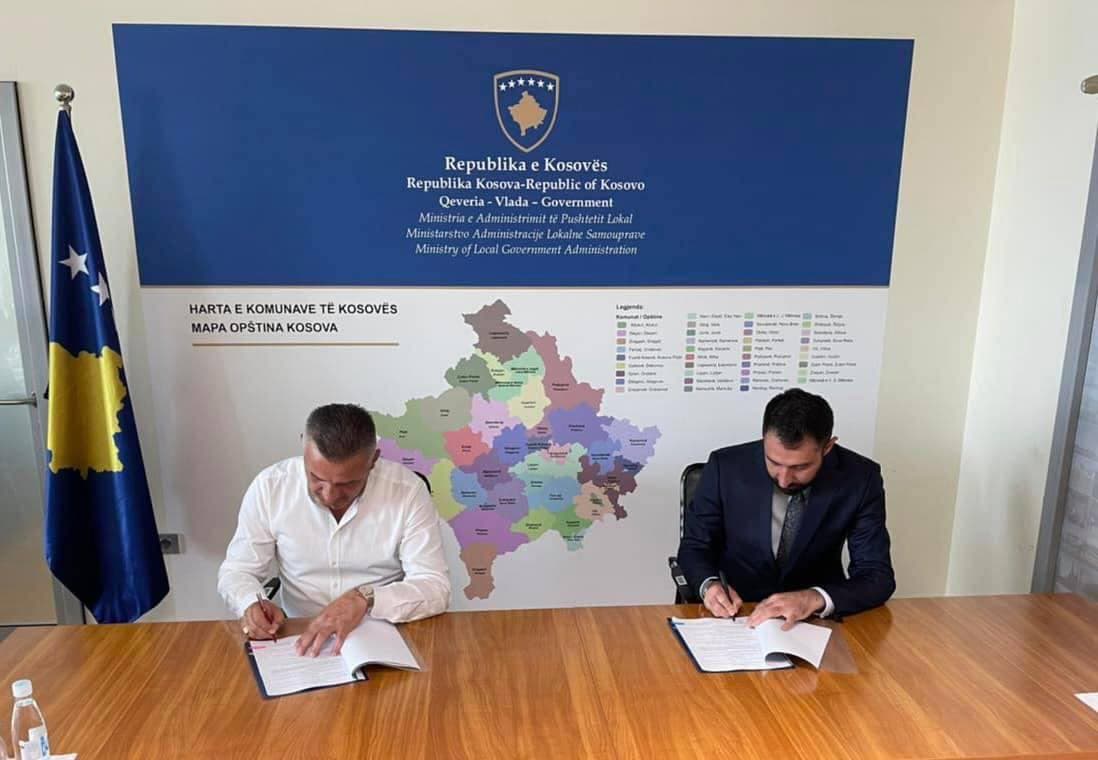 Kryetari Jashari e ministri Krasniqi nënshkruajnë marrëveshje për projektin për personat me nevoja të veçanta