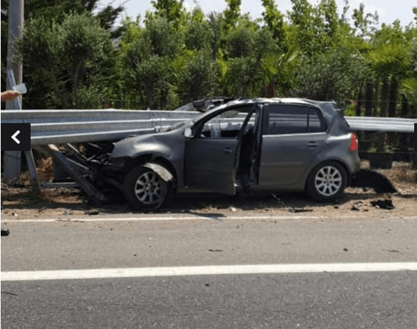 Vetaksident i rëndë trafiku, vetura ndahet në dysh