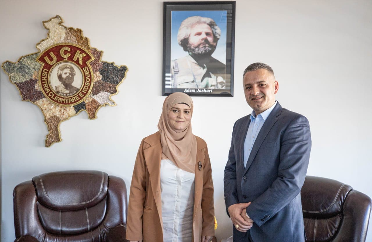 Bekim Jashari thyen paragjykimet, emëron drejtore të çerdhes gruan me mbulesë, Arbnora Fejza-Idrizi
