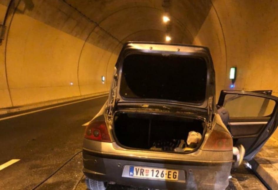 Një veturë përfshihet nga flakët në tunelin e Kalimashit