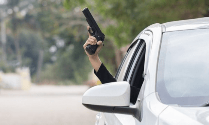Duke hipur në automjet, gruaja nga Vushtrria goditet nga një armë zjarri