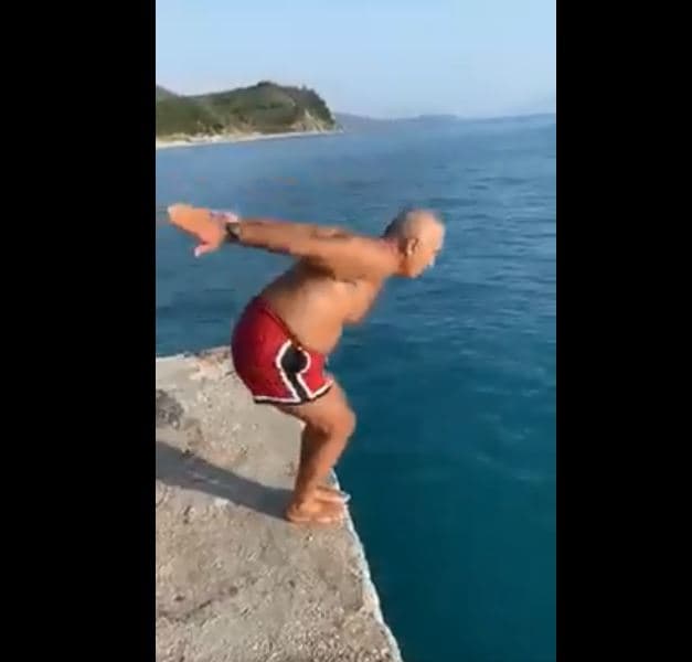 Ilir Meta tregon aftësitë e tij të zhytjes në ujë (VIDEO)