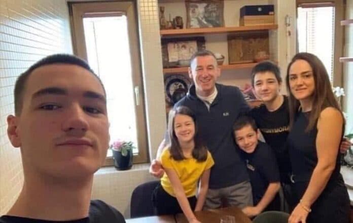 Vetëm 2 orë u la Kadri Veseli që të çmallet dhe ta kalojë dhimbjen me familjen