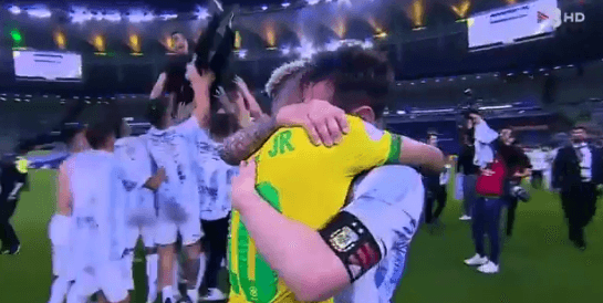 Moment i madh emocionues: Neymar e uron Messin me një përqafim të gjatë pas ndeshjes