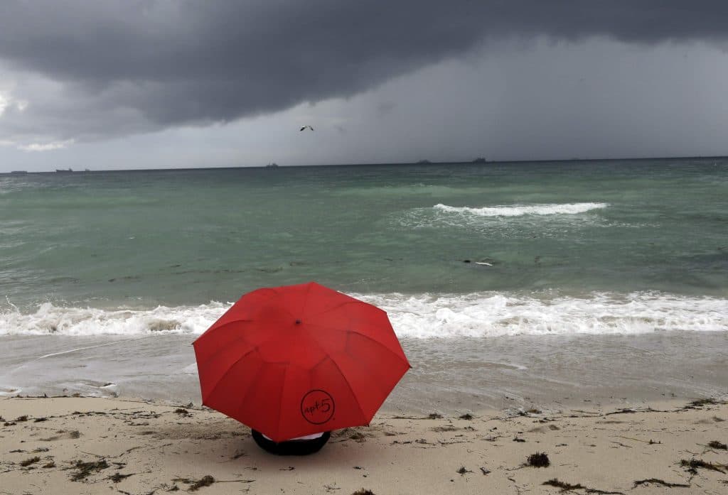 Pushuesit braktisin plazhin e Durrësit, të frikësuar nga “alarmi” për reshje shiu dhe stuhi