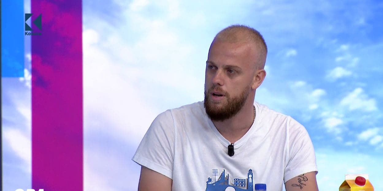 Peticioni për shtatoren e Adem Jasharit në Prishtinë, Plisat mbledhin rreth tetë mijë nënshkrime deri tani