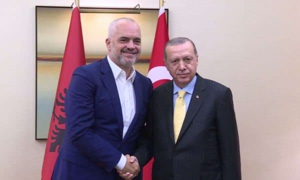 Shqipëria blen dronët turq, media greke në alarm: Jemi në rrezik, por me ”bukë” i mbajmë ne