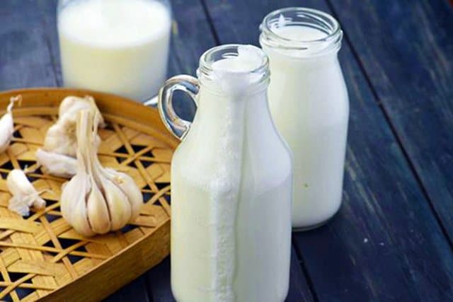 Featured image for Qumësht me hudhra kundër astmës, kollës, reumatizmës