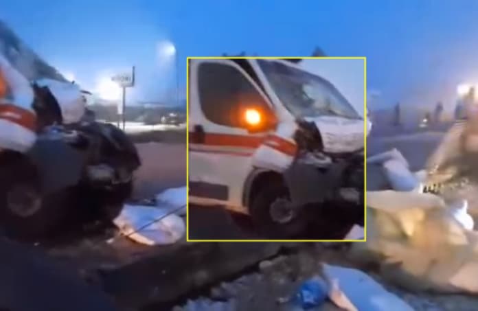 Aksident i rëndë në Mitrovicë: Autoambulanca godet traktorin