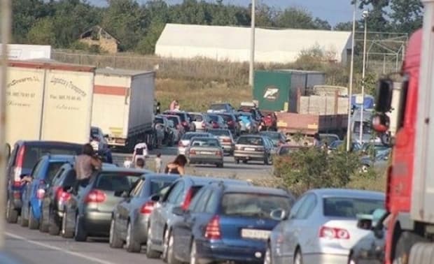 Mërgimtarët vazhdojnë të presin në kolona të gjata në Serbi për të hyrë në Kosovë