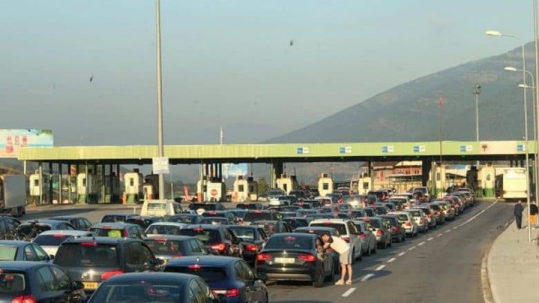 Radhë të gjata në Morinë, kosovarët kthehen pas fundjavës në Shqipëri