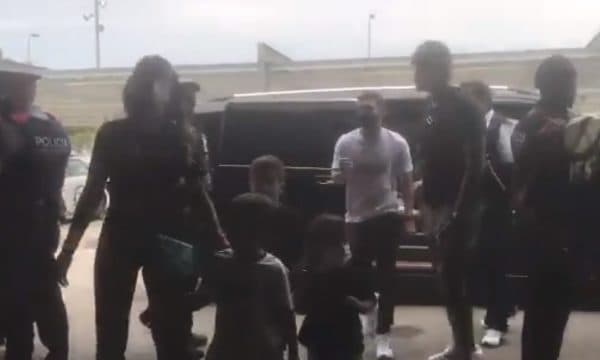 Messi arrin në aeroport, niset për Paris