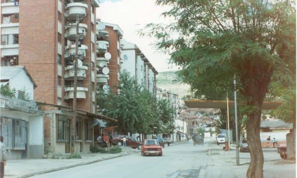 Babai nga Rahoveci i kërkon djalit të largohet nga shtëpia, e gjuan me armë për ta vrarë