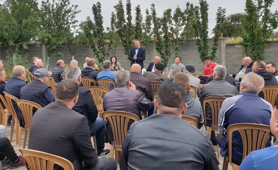 Sami Lushtaku merr përkrahje nga banorët e fshatit Vitak (FOTO)
