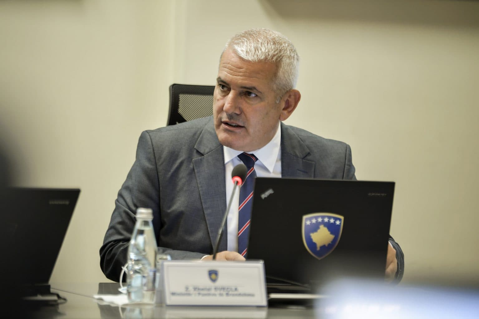Sveçla: Pa u heq barrikadat në Veri nuk pezullohet vendimi