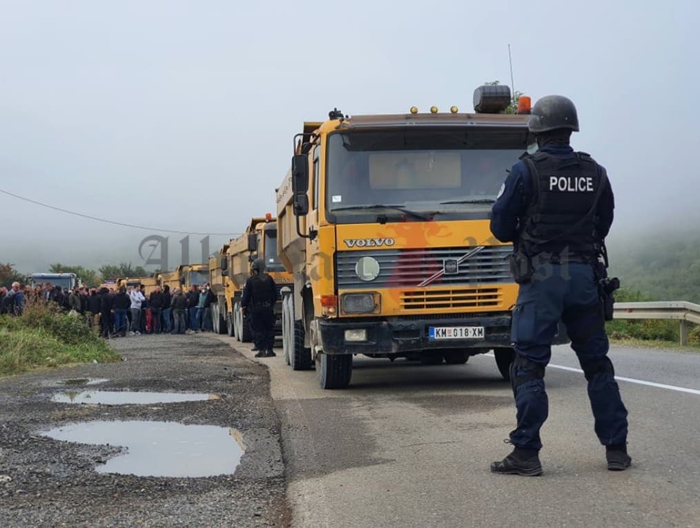 Serbët në kundërshtim të aksionit policor – bllokojnë rrugën me kamionë