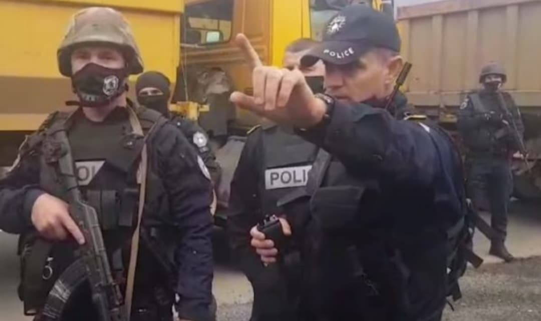 “Protestën nuk ua ndalojmë…”- pjesëtari i Policisë së Kosovës iu flet shqip protestuesve serb
