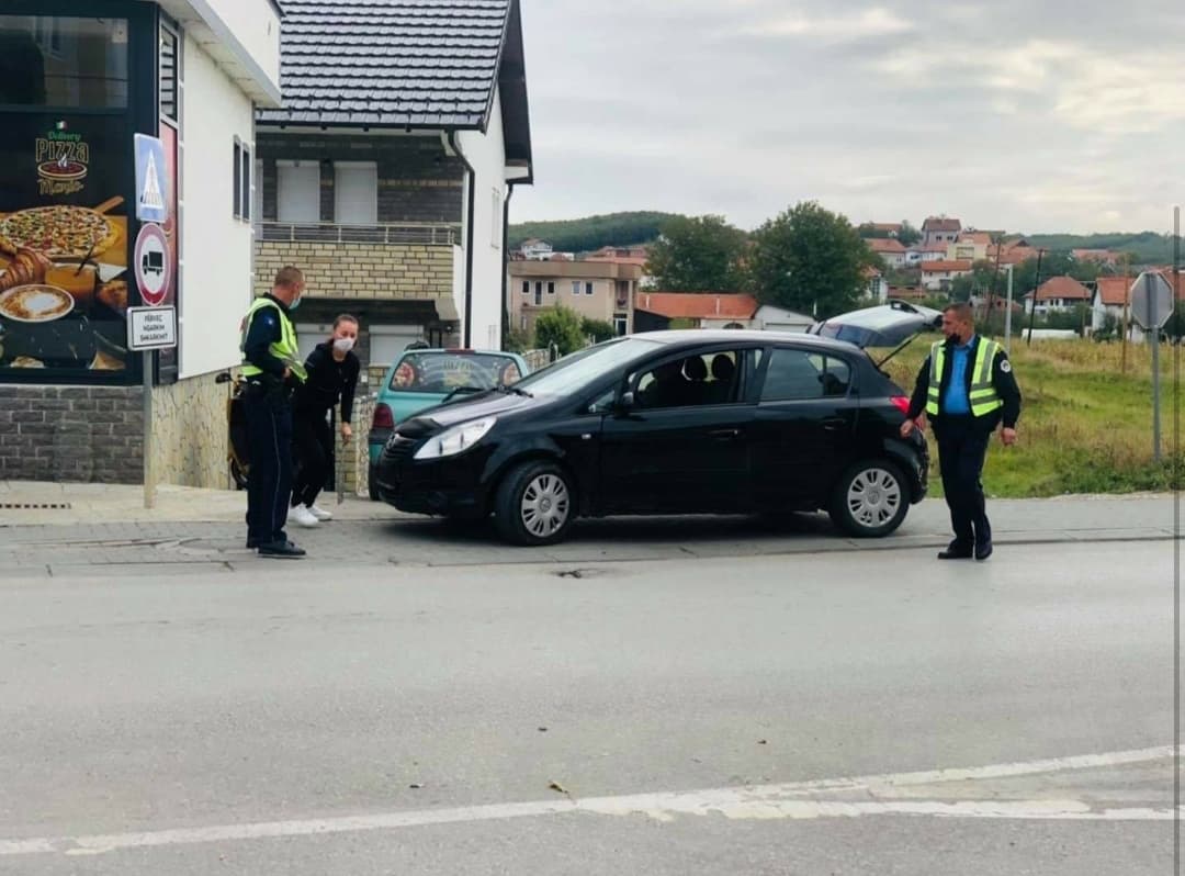 Skenderaj, policia e detyron vozitësen t’i largoj targat serbe!