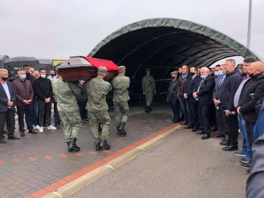 Arrijnë në Kosovë mbetjet mortore të viktimave të masakrës së Rrezallës të gjetura në Serbi