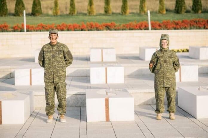 Martesa më e veçantë e çiftit nga Skenderaj: Me uniformë ushtarake dhe pranë simboleve patriotike kurorëzojnë dashurinë e tyre