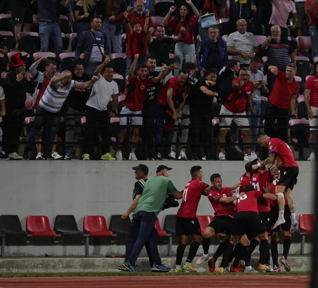 Shqipëria mposht Hungarinë, Armando Broja heroi i kombëtares