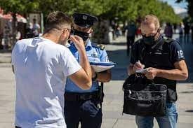 Shumë patrulla të policisë sot në Skenderaj, qytetarët nuk shpëtojnë pa u dënuar për shkak të maskave
